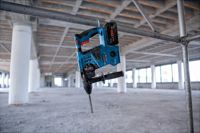Çekiç shpues (perforator) Bosch GBH 18V-28 CF, 18V, SDS Plus, 2x 8Ah, brushless, me valixhe, zi/blu/kuqe