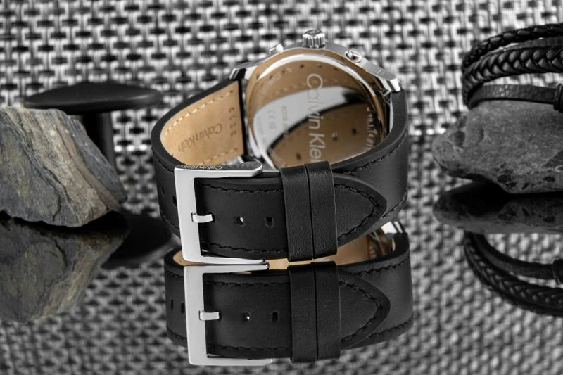 Orë dore për meshkuj Calvin Klein, e zezë