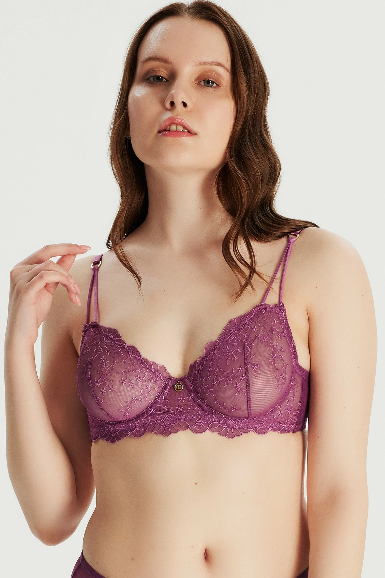 Sytjena Jumeon, i qëndisur, ngjyrë vjollcë