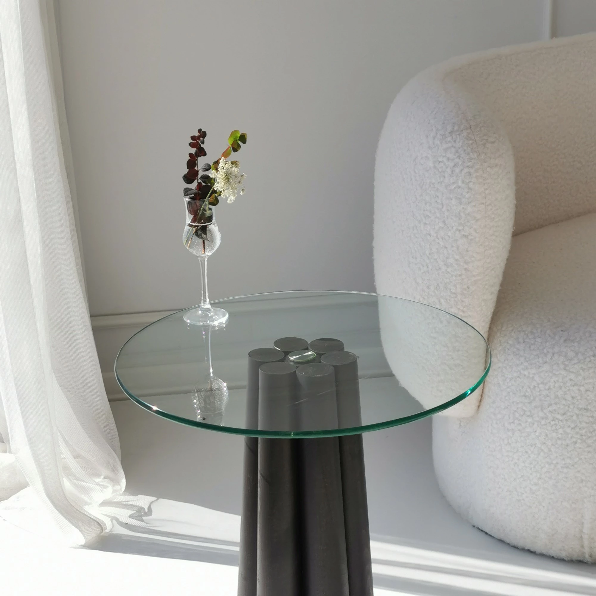 Tavolinë kafeje Thales, xham transparent, këmbë të zeza, Skye Decor