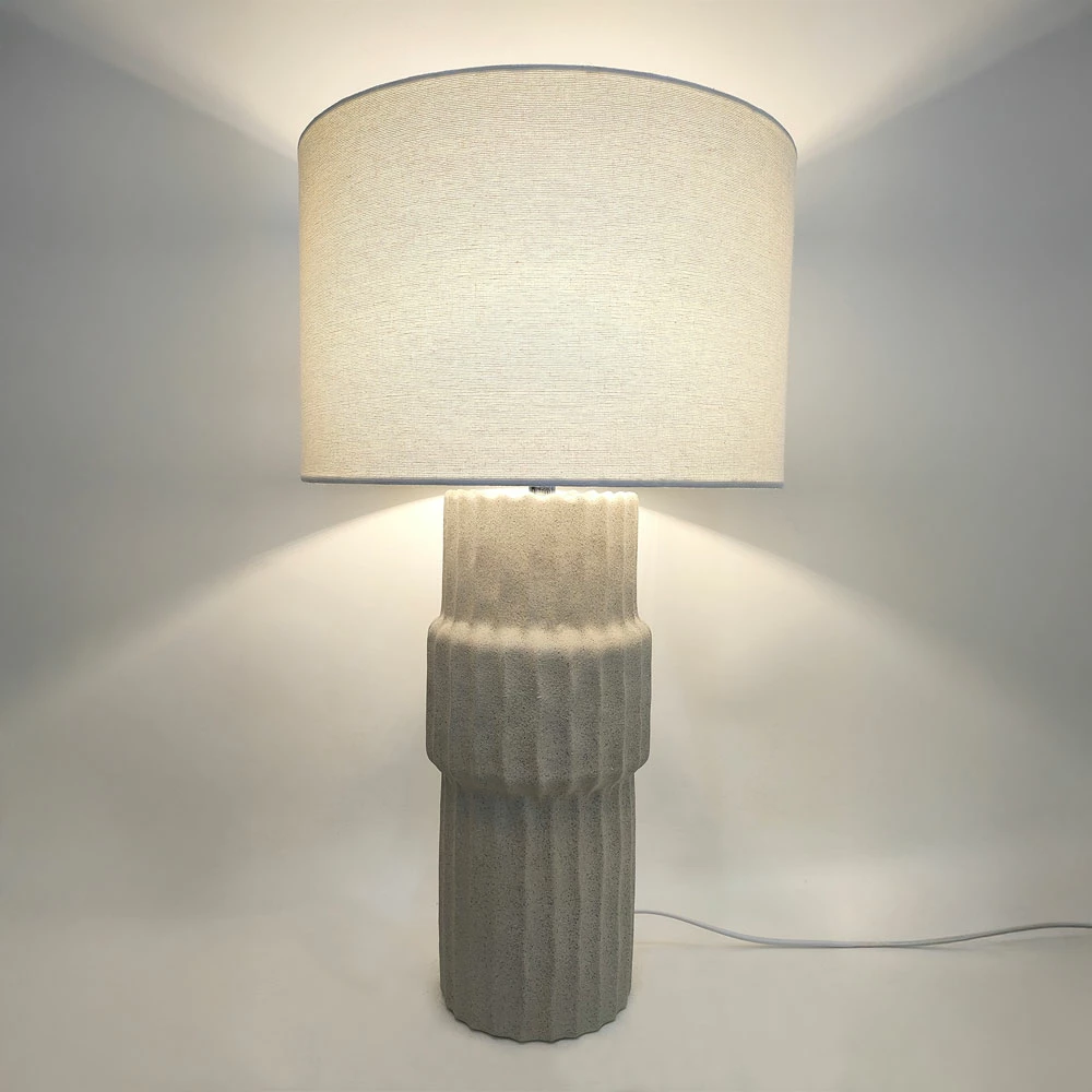 Llambë tavoline MARO, qeramikë gri e çelët, abazhur prej liri të bardhë, 33x3x59cm