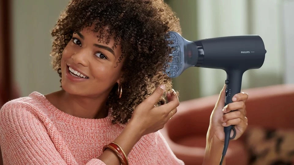 Tharëse flokësh Philips BHD360/20 2100 W, e zezë, me difuzor dhe grykë për përqendrim