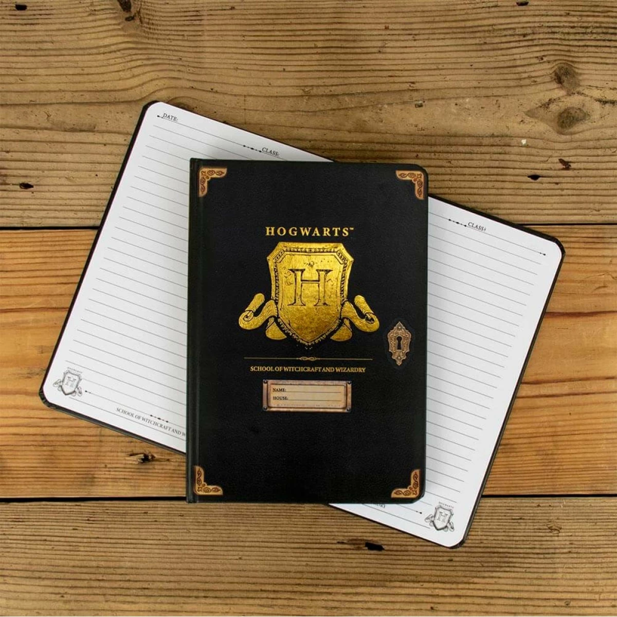 Fletore A5 me kapak të fortë Blue Sky Harry Potter Hogwarts Shield Label, 80 faqe, e zezë