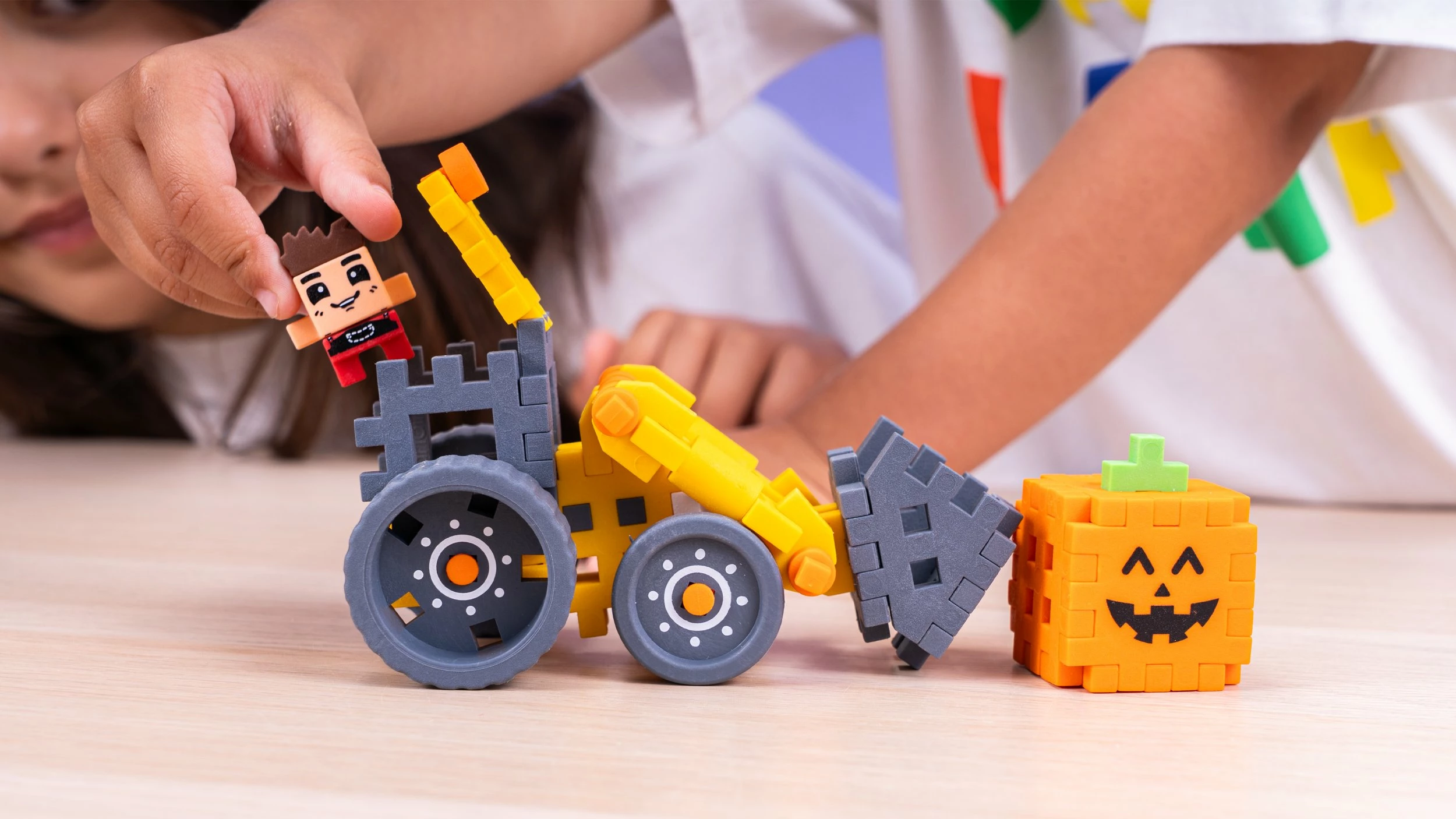 Blloqe ndërtimi Marioinex Mini Waffle Farmer Excavator, 50 elemente