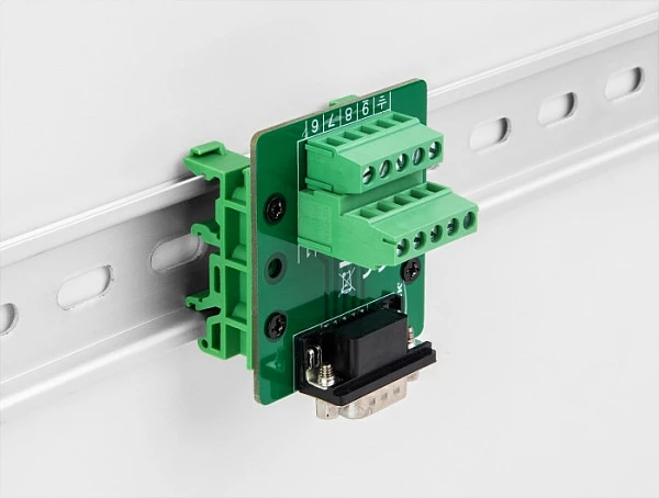 Adapter D-Sub DB9 mashkull DeLOCK në bllok terminali për shinë DIN, i gjelbër