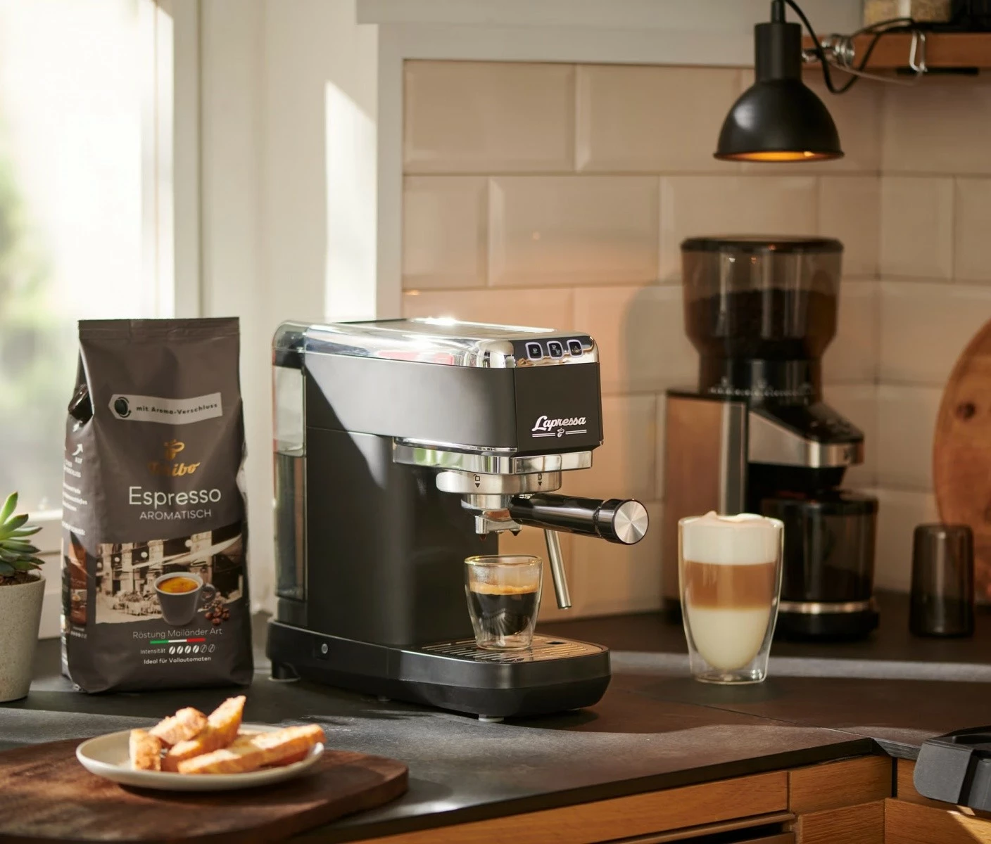 Makinë espresso me levë Tchibo Lapressa 626799, 15 bar, 1300 W, 0.98 L, e zezë, set me 2 sitka