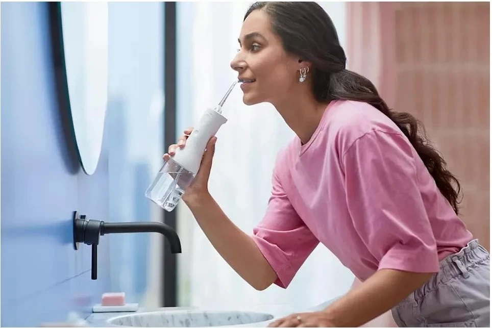 Irrigator oral Philips Sonicare HX3826/31 me bateri, me qese udhëtimi, i bardhë