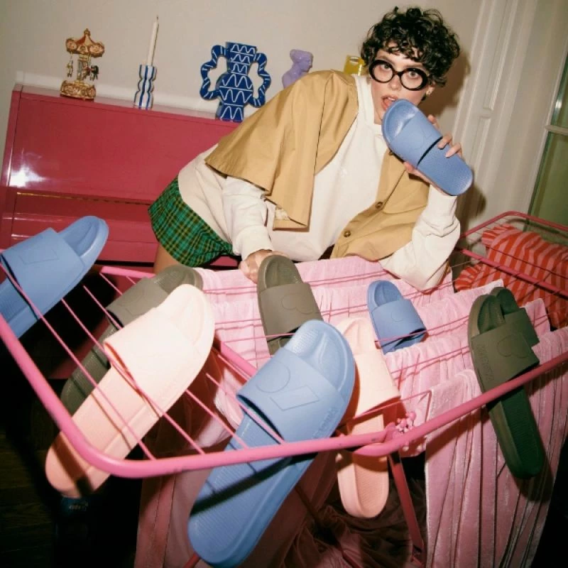 Papuqe pishine Kubota, të kaltra