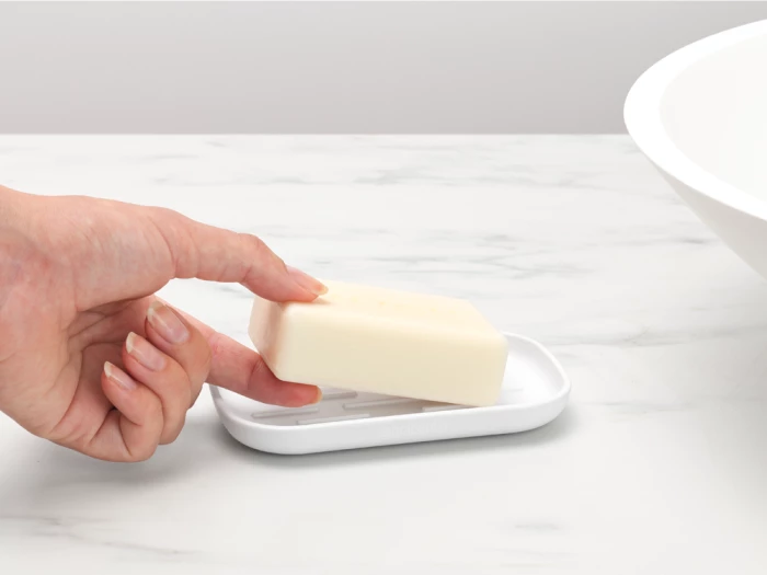 Mbajtëse sapuni Brabantia ReNew 280221, me brinjë ngritëse, bazë antirrëshqitëse, e bardhë