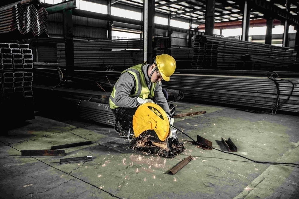 Sharrë stacionare prerëse metali DeWalt D28730, 355 mm, 2300 W, me disk metalik 38T