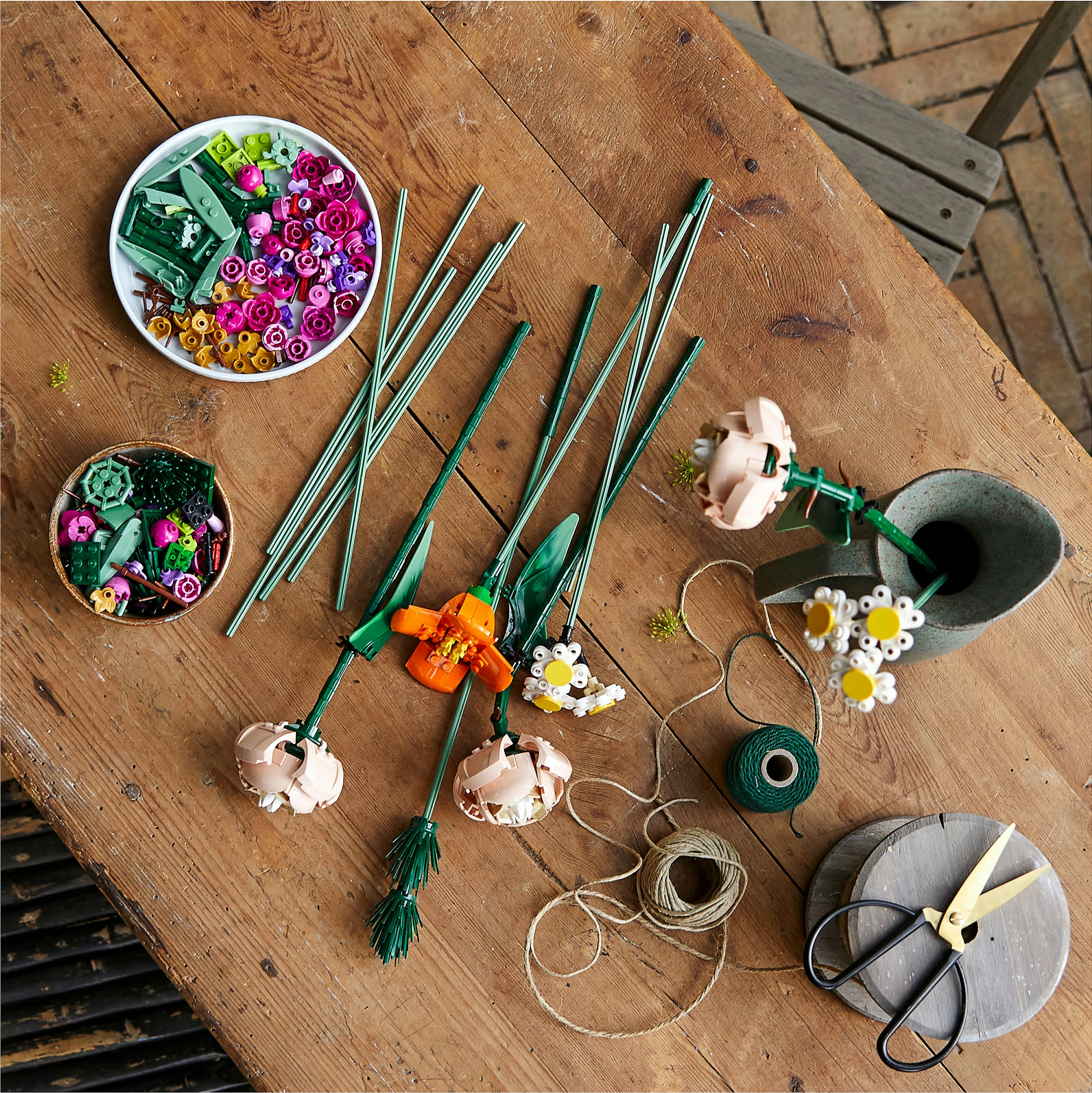 Set ndërtimi LEGO ICONS Flower Bouquet, 756 pjesë, shumëngjyrësh