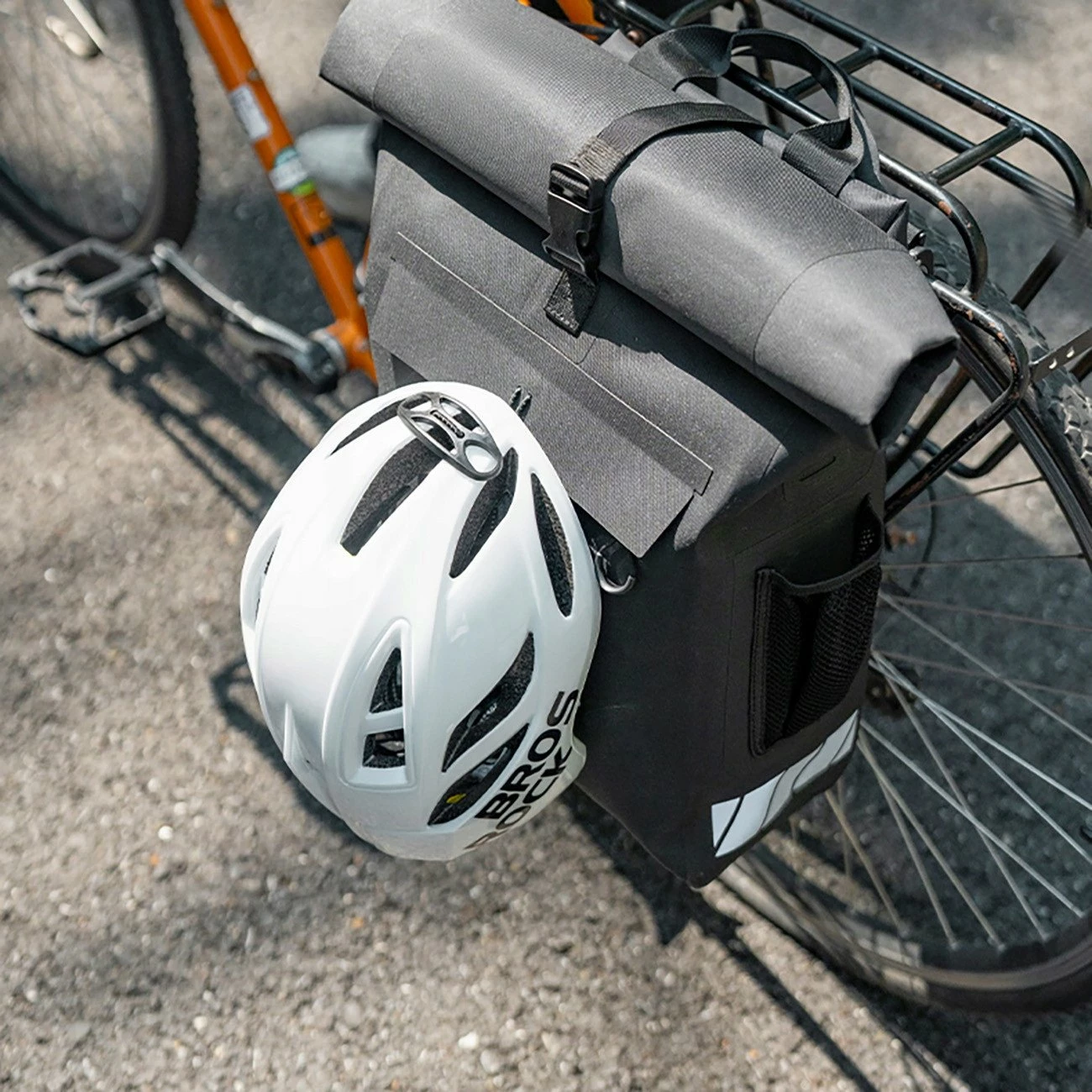 Çantë bagazhi për biçikletë RockBros 2-në-1 pannier/shpinore 18L waterproof me grep helmete, e zezë
