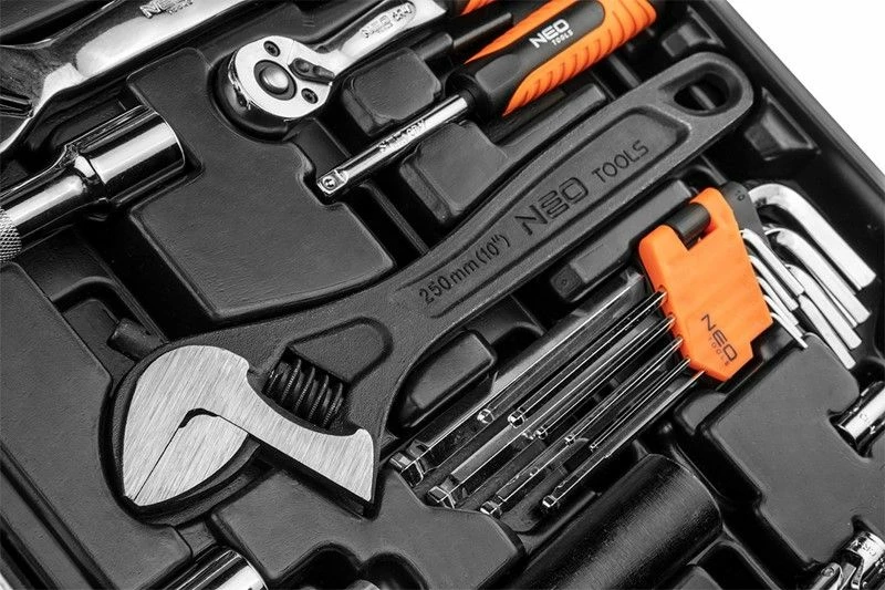 Set veglash Neo 08-945 143 copë (1/2\" & 1/4\"), portokalli/zezë, në valixhe