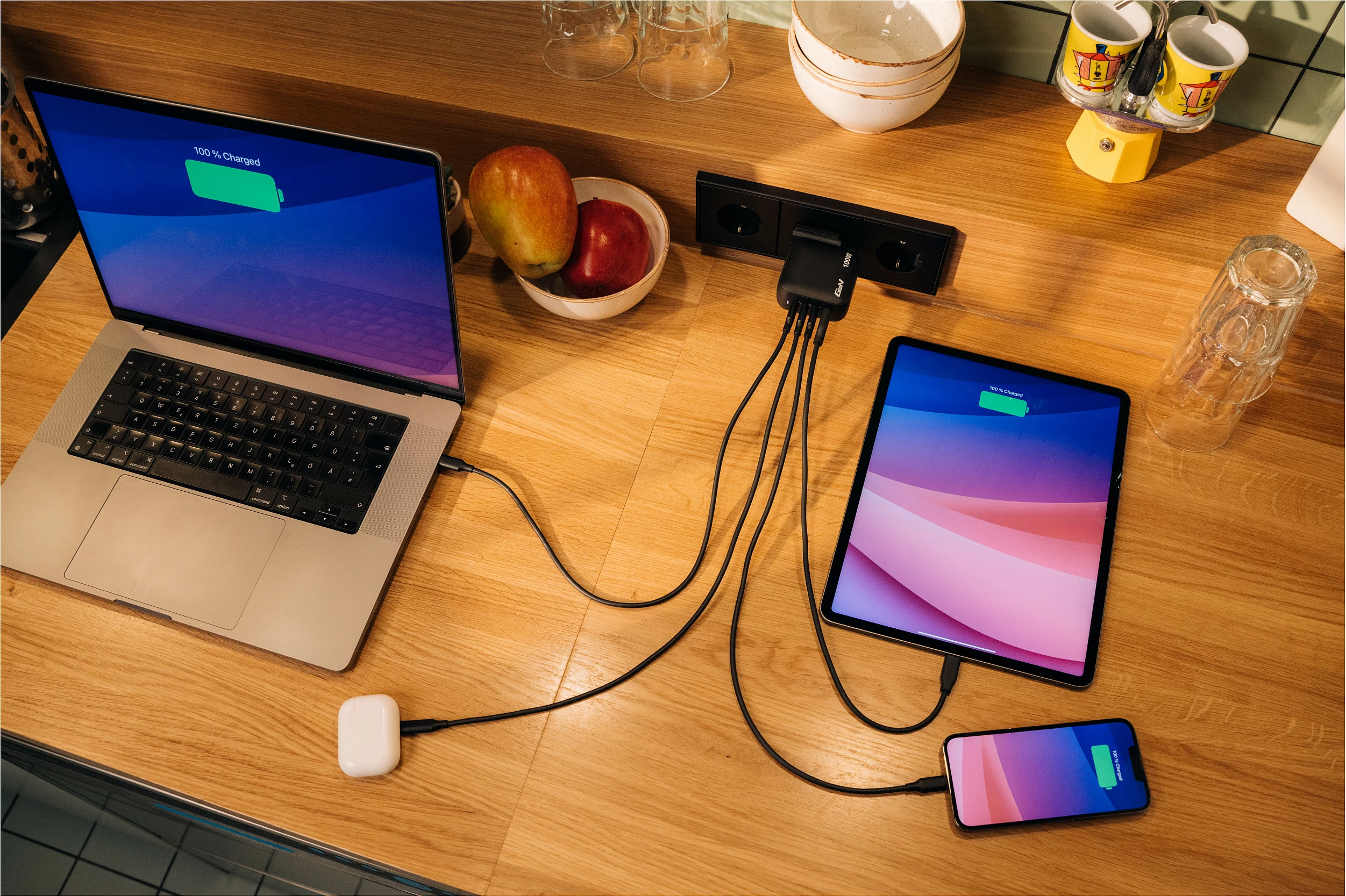 Karikues Verbatim Mini GaN 100W, 4 porta (3x USB-C PD, 1x USB-A QC), adaptorë EU/UK/US, i zi