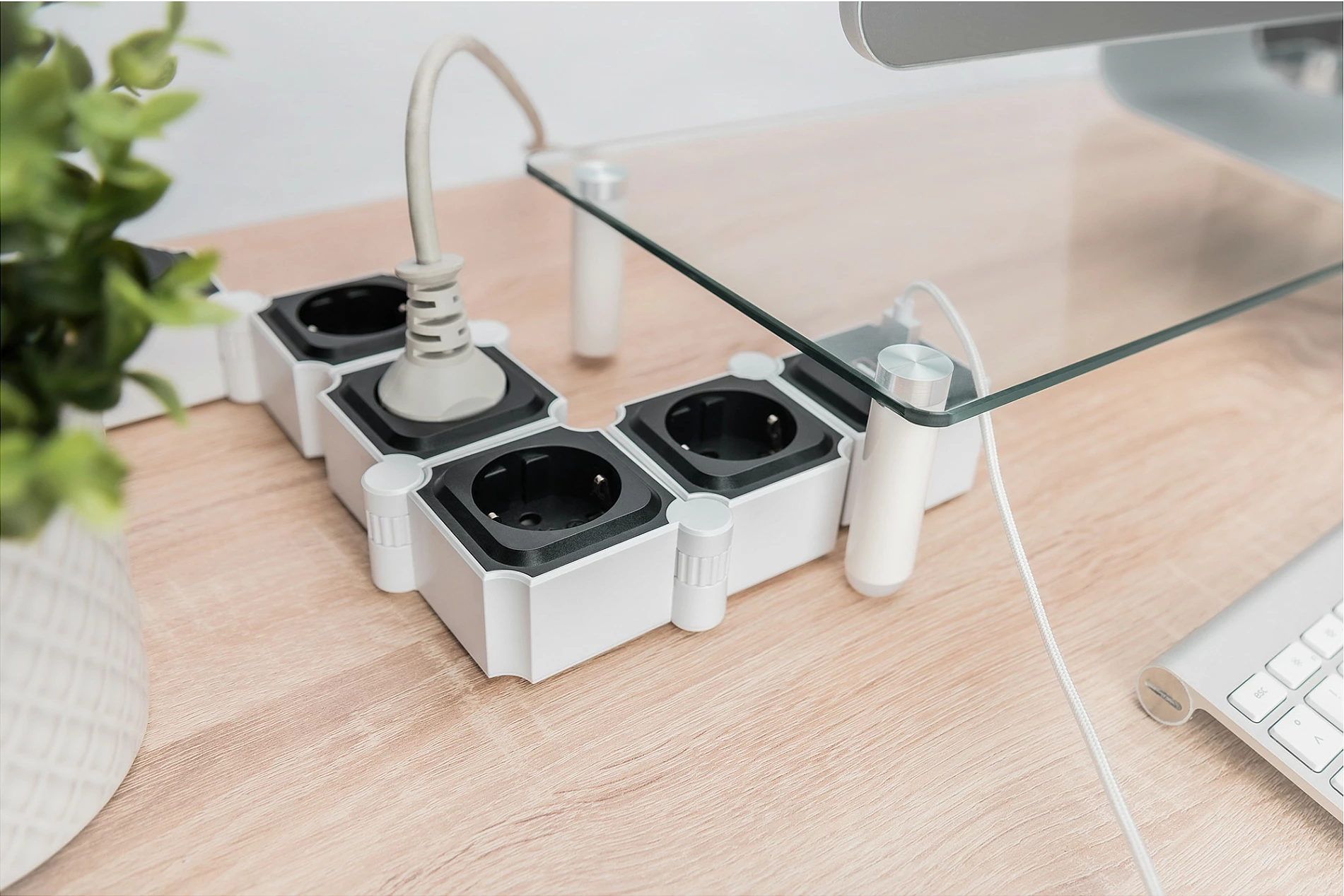 Shirit prizash Digitus 4x Schuko + 2x USB, kabllo 1.6 m, me ndërprerës, bardhë/zi