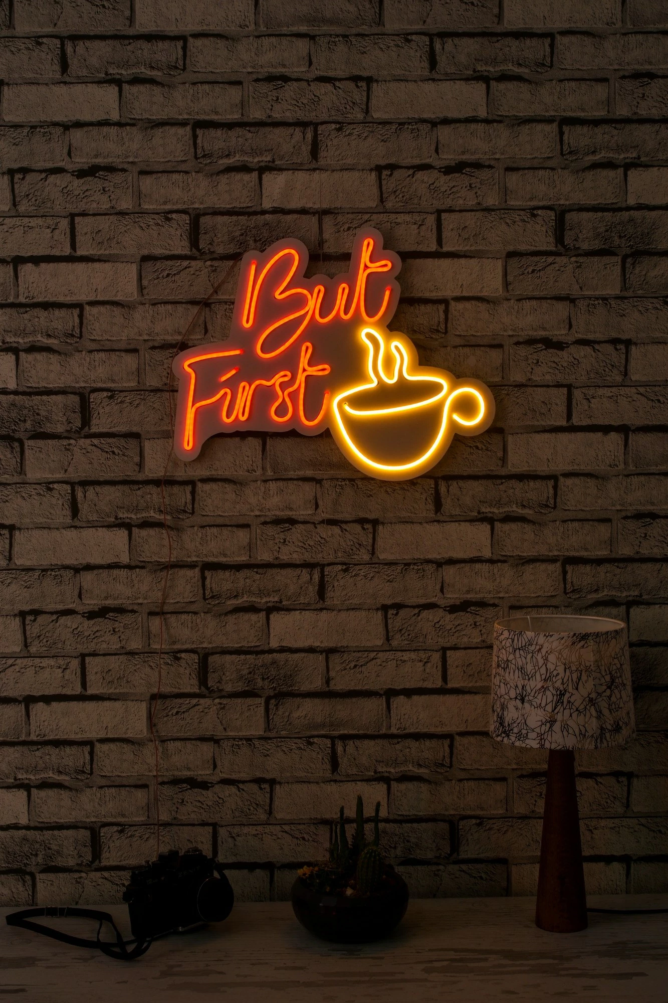 Dritë dekorative LED për mur, plastikë, But First Coffee, e kuqe dhe e verdhë