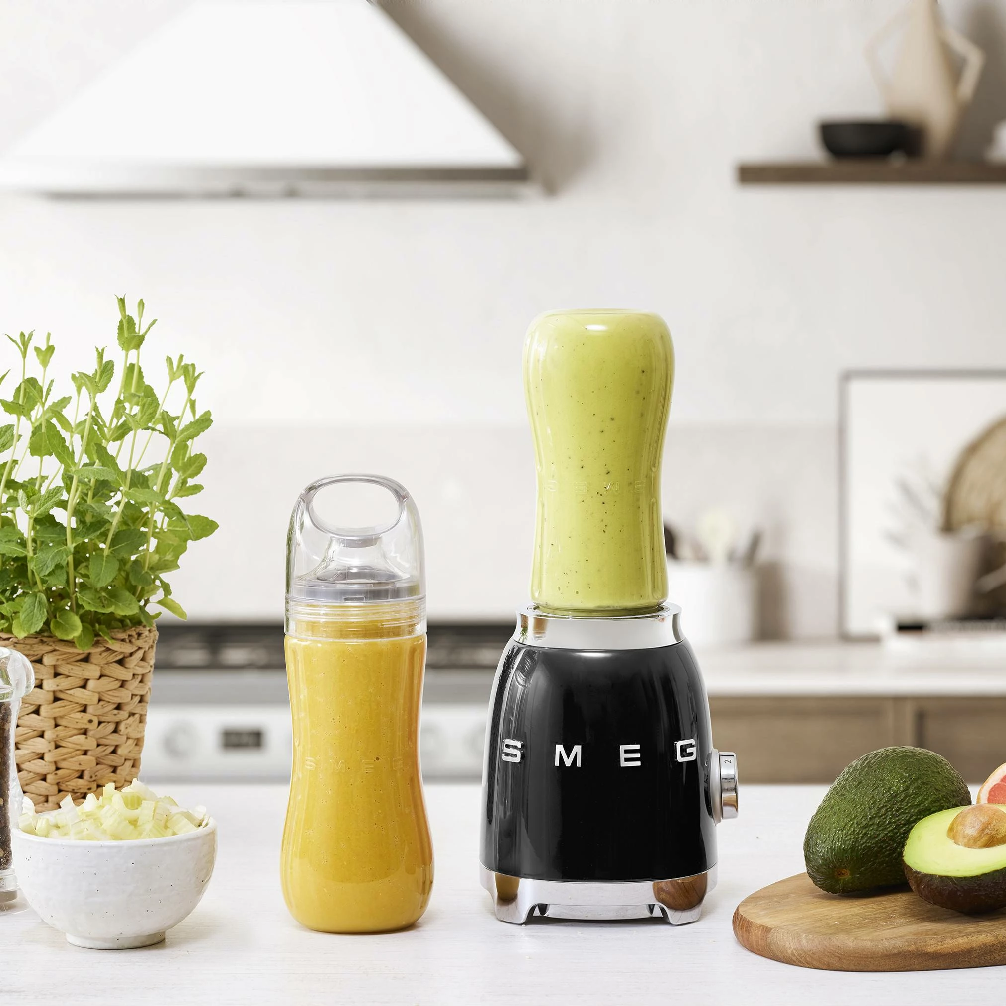 Blender personal Smeg PBF01BLEU 300W, 2x600 ml shishe takeaway, i zi