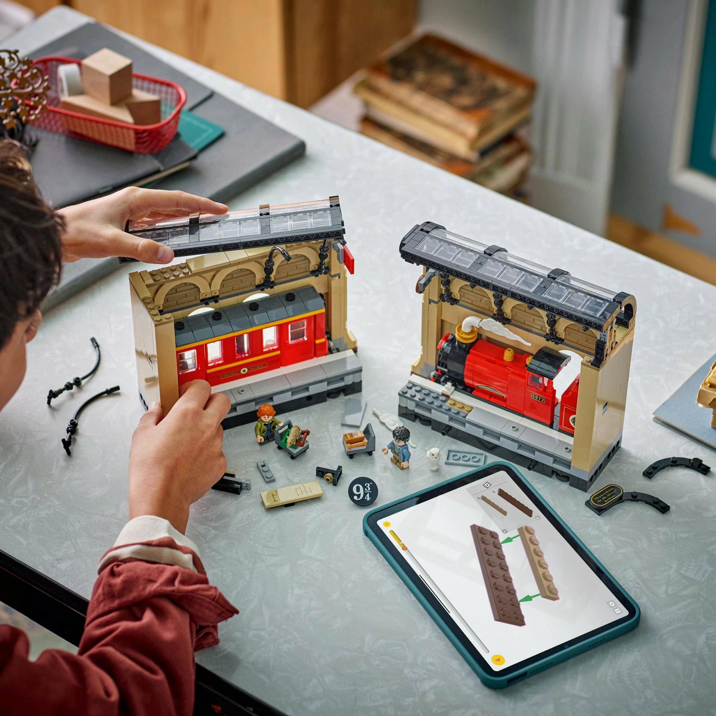 Set LEGO Harry Potter Book Nook: Express to Hogwarts 76450, 832 pjesë