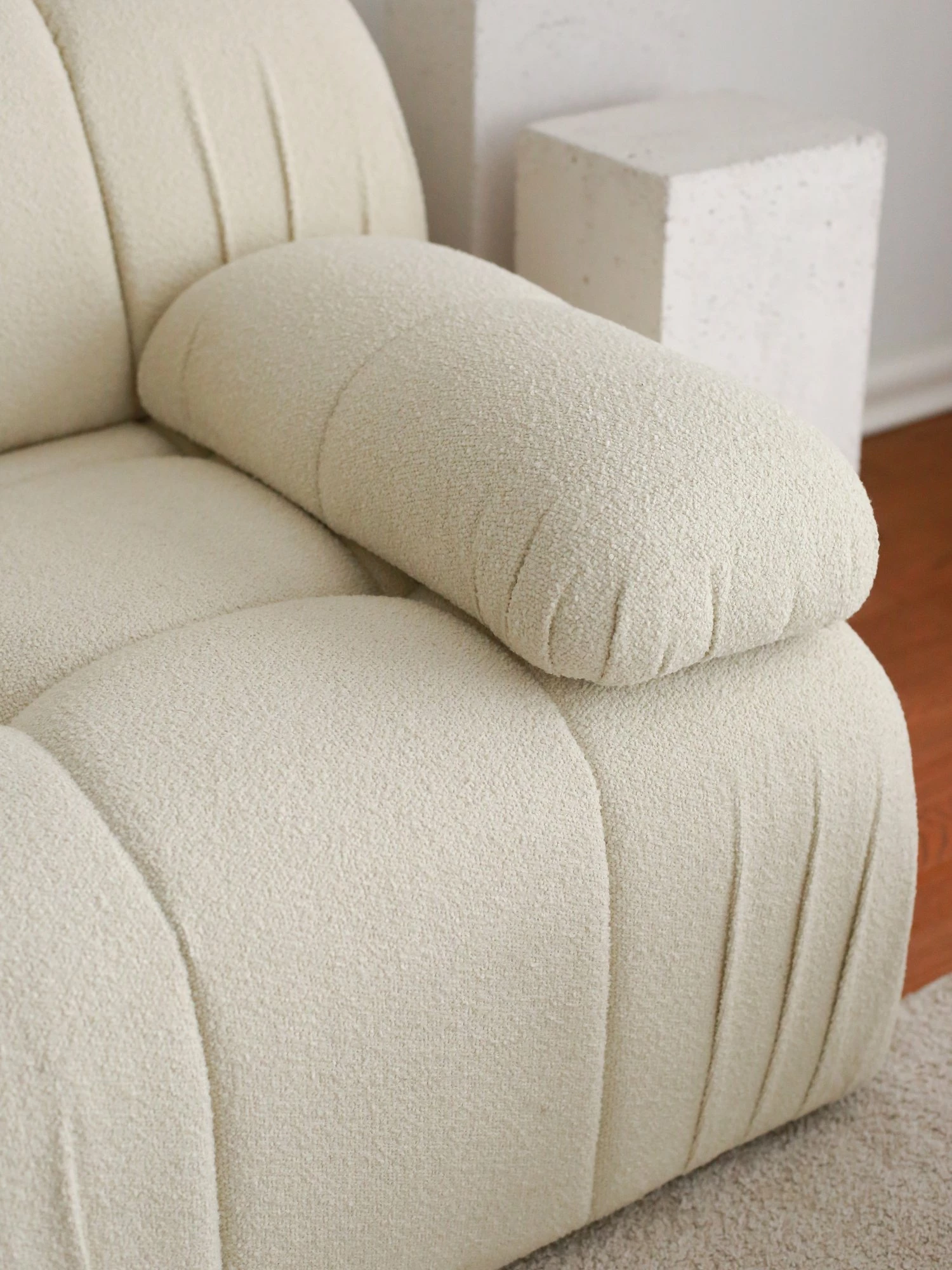 Divan dy ulës, Atelier del Sofa, Soli, i bardhë