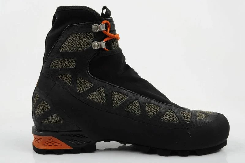 Atlete trekkingu për meshkuj Aku, të zeza