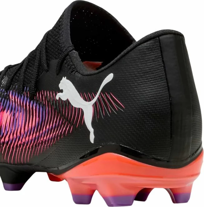 Atlete futbolli Puma për meshkuj, të zeza dhe të kuqe