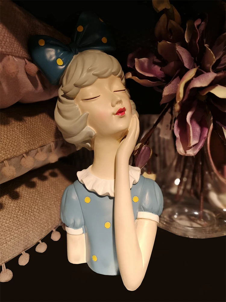 Figurë dekorative TRAVEL GIRL, polirezine, shumëngjyrëshe, 17x15x34cm