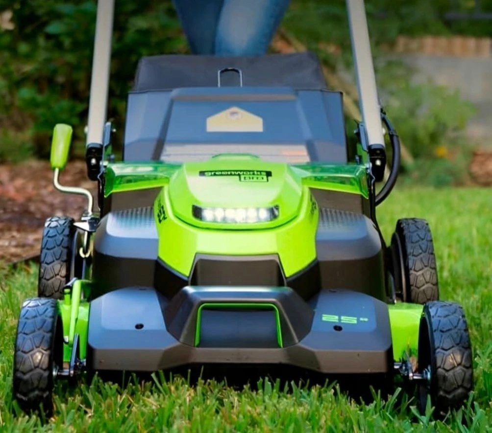 Kositëse bari me bateri Greenworks GD60LM61KX4 60V, 61 cm, dy tehë, vetëlëvizëse, 3-në-1, qese 65 L, LED, jeshile/zezë, set (pa bateri)