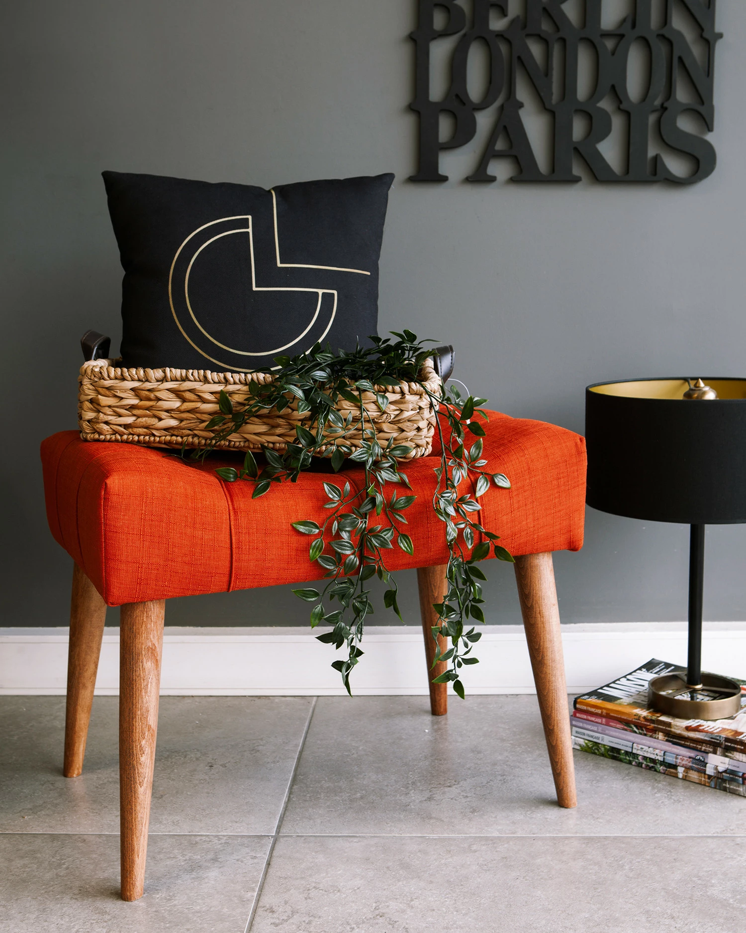 Puf modern Atelier del Sofa, ngjyrë e kuqe qeramike (Tile Red), Cool