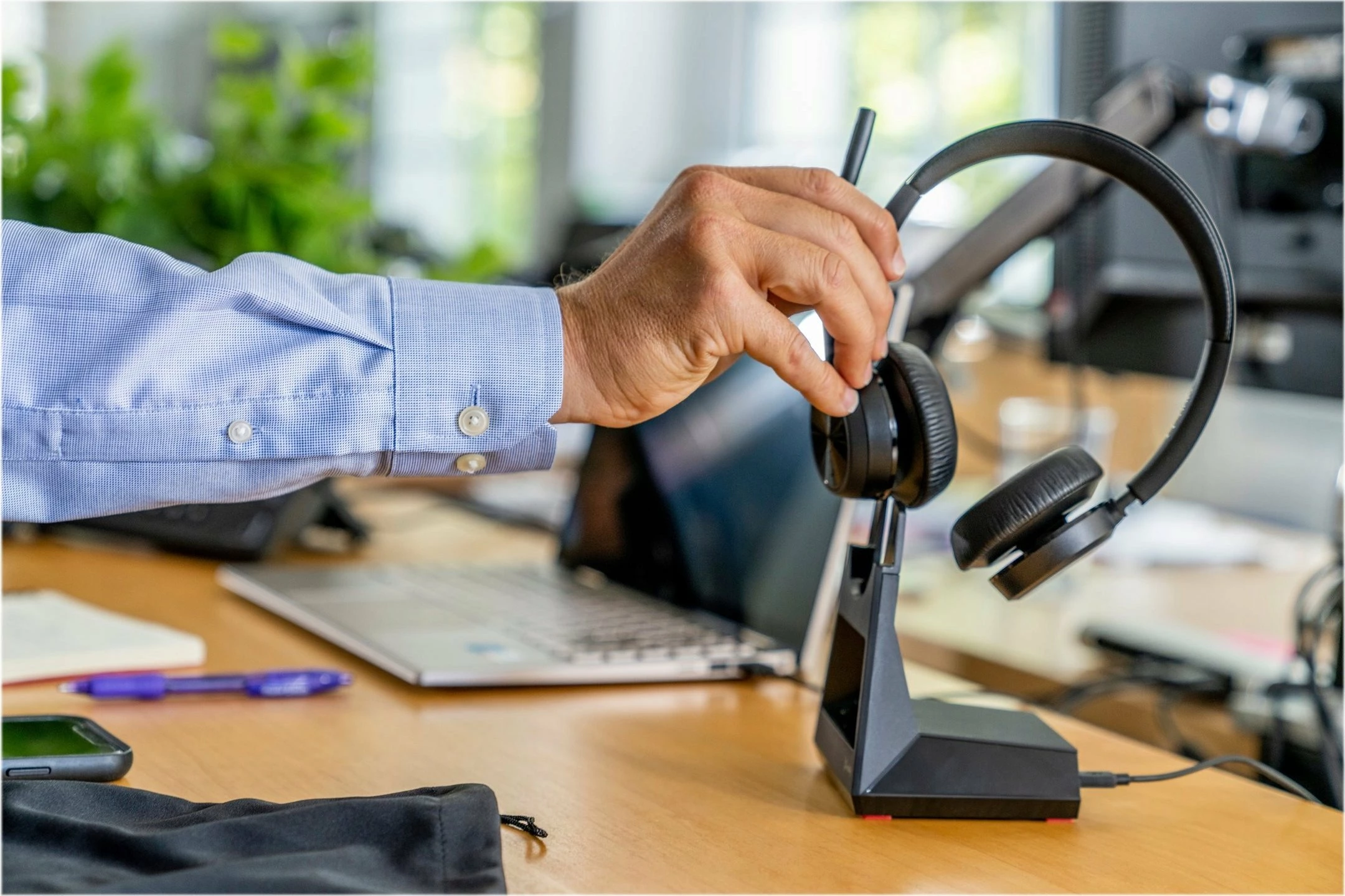 Kufje me mikrofon Poly Voyager 4320 (77Z00AA) Bluetooth 5.1, over-ear, stereo, të zeza, me BT700 adapter + karikues