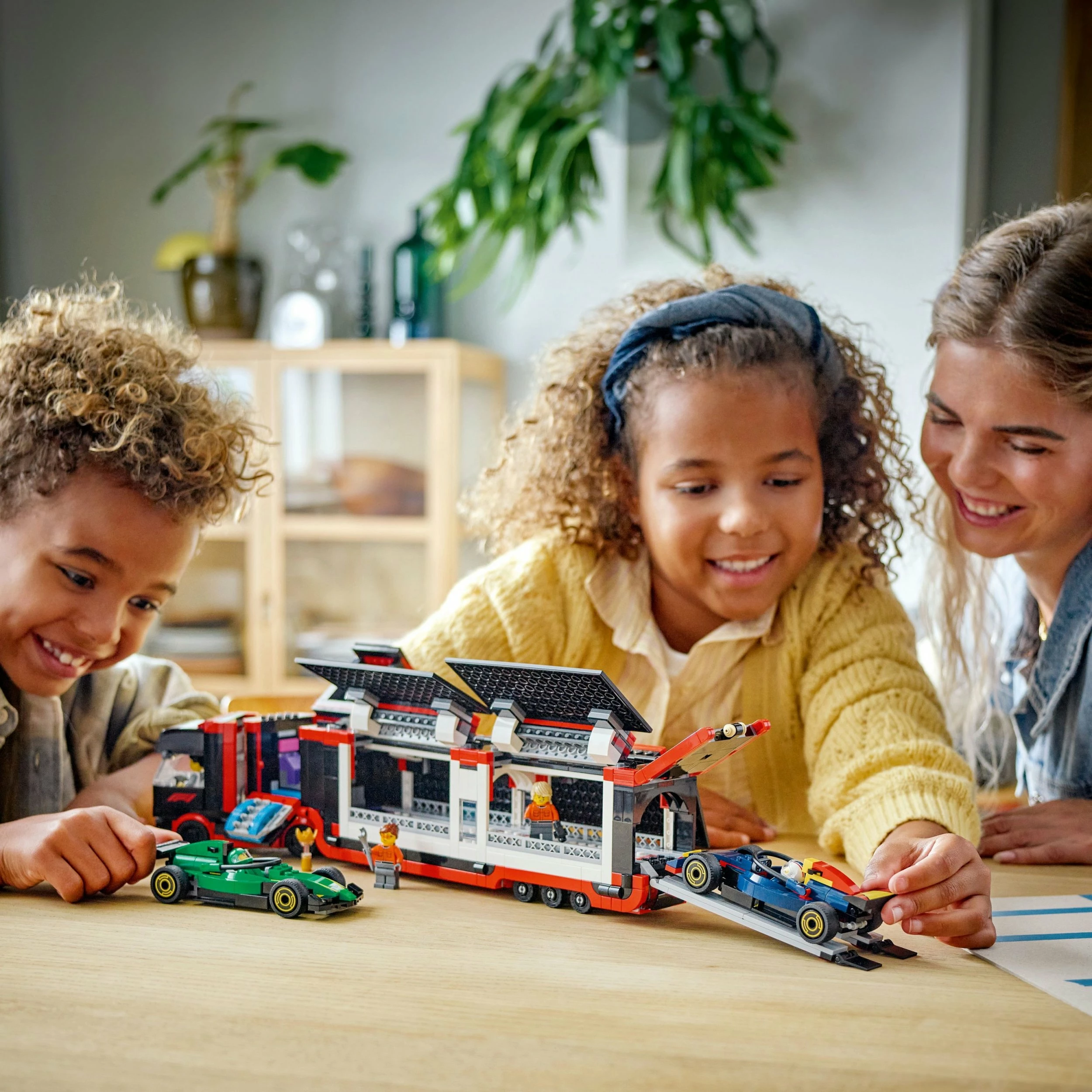 Set LEGO City Formula 1 kamion me RB20 & AMR24, 1086 copë, 60445