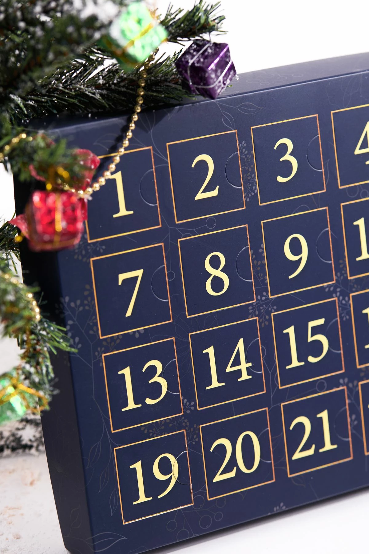 Kalendar advenit Elika Silver, përzierje bizhuterish, ngjyrë argjendi dhe ari, 24 copë