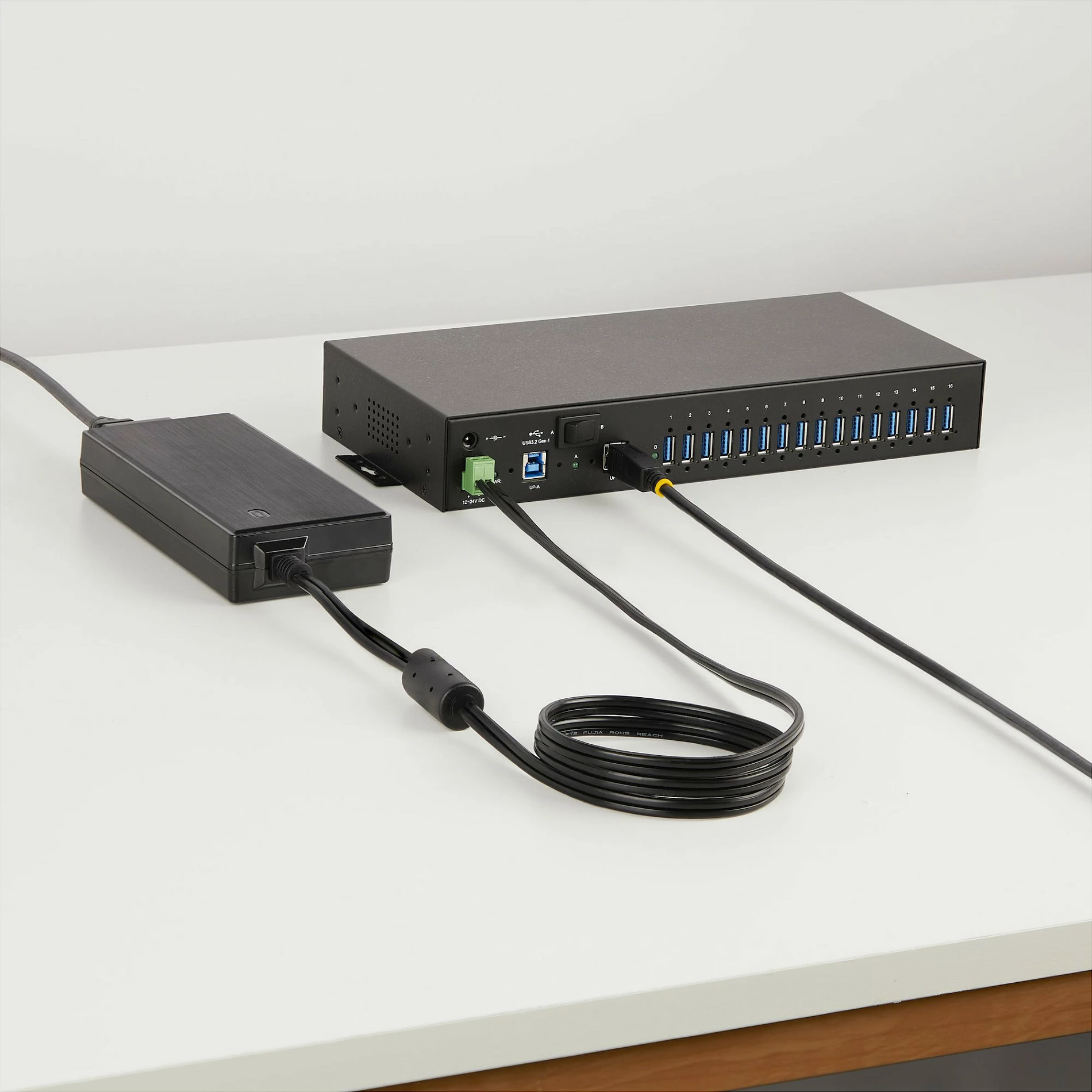 USB Hub StarTech 16-Port Industrial, USB 3.2 Gen 1 5Gbps, dual-host switch, i zi
