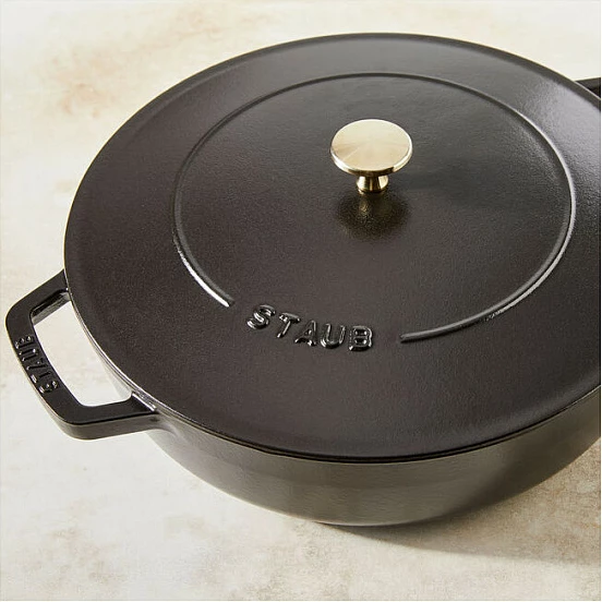 Tavë gize me kapak Staub Chistera 28 cm, e emaluar, për furrë/lavastovilje, e zezë