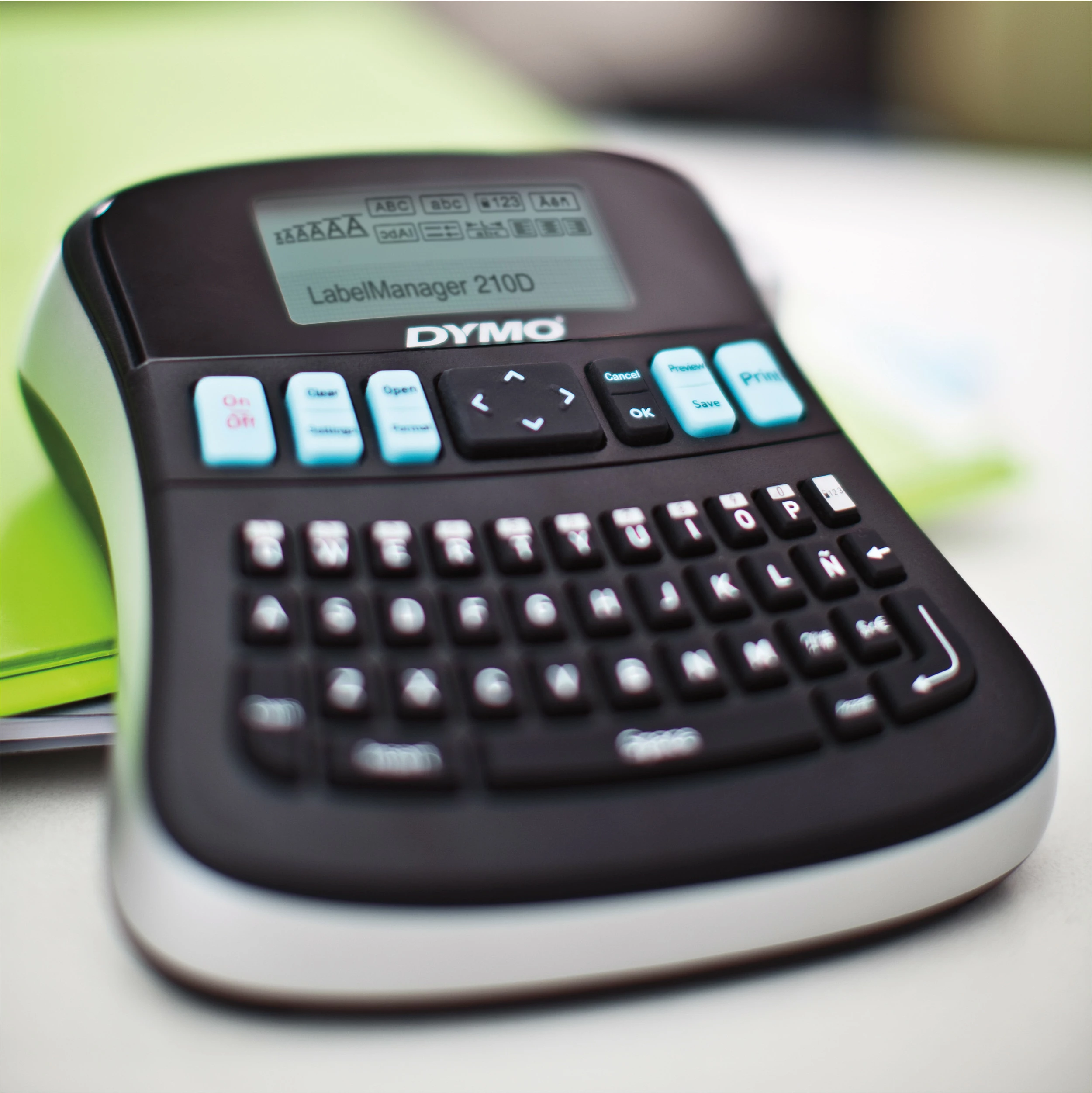 Printer për etiketa Dymo LabelManager 210D+, QWERTZ, LCD, 180x180 DPI, me kasë, zi/gri