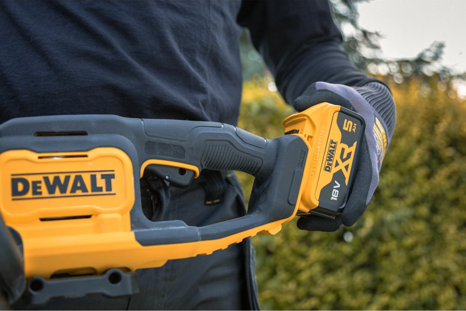 Gërshërë akumulatorike për gardh Dewalt DCMHT562P1 18V XR, 55 cm, 19 mm, set 1x 5Ah + karikues, verdhë/zezë