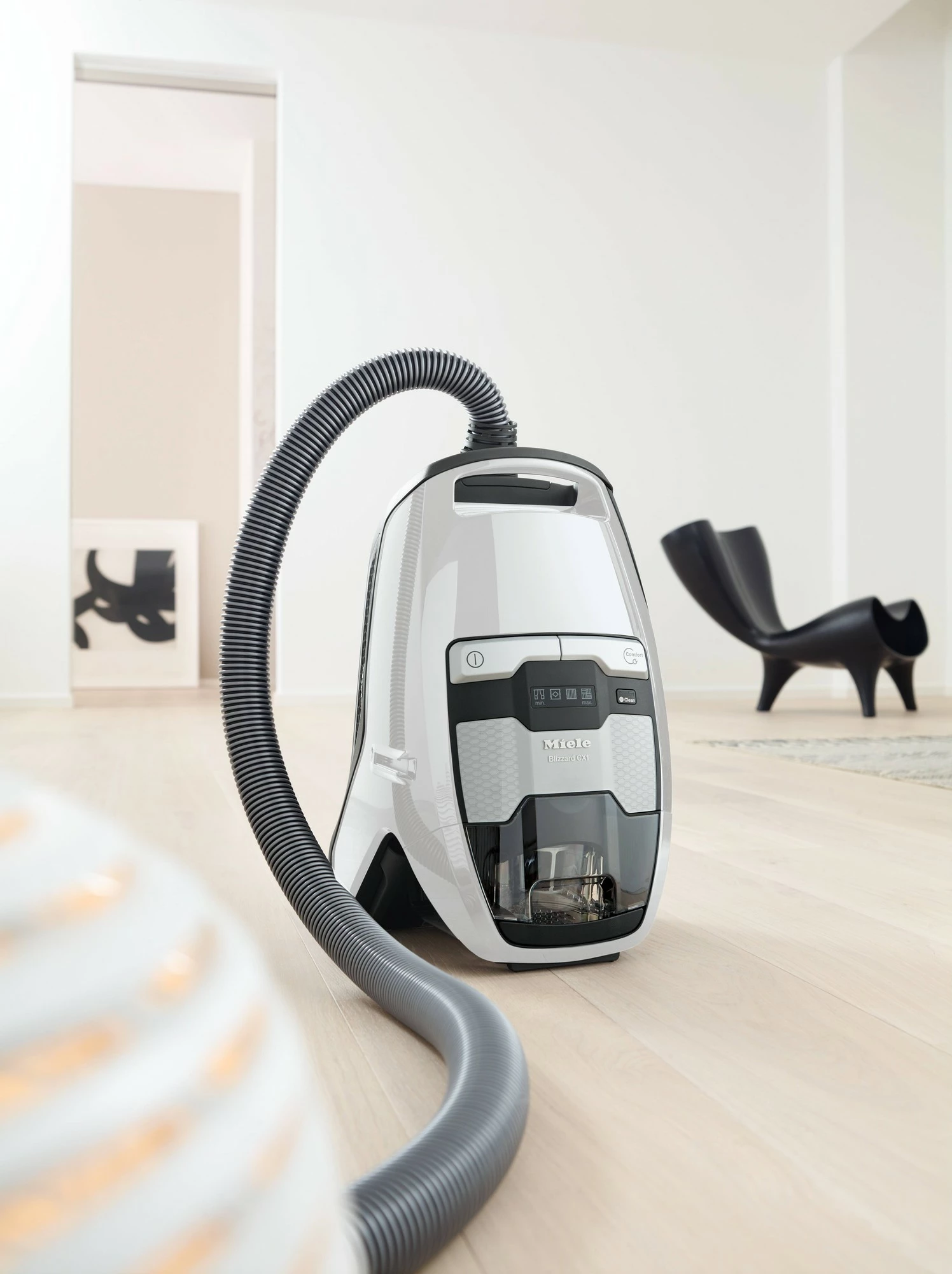 Fshesë me korrent Miele Blizzard Comfort XL Powerline 890W pa qese me filtër HEPA, e bardhë, me set aksesorësh