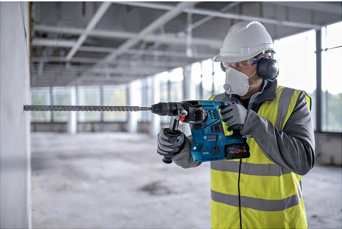 Çekiç shpues (perforator) Bosch GBH 18V-28 CF, 18V, SDS Plus, 2x 8Ah, brushless, me valixhe, zi/blu/kuqe