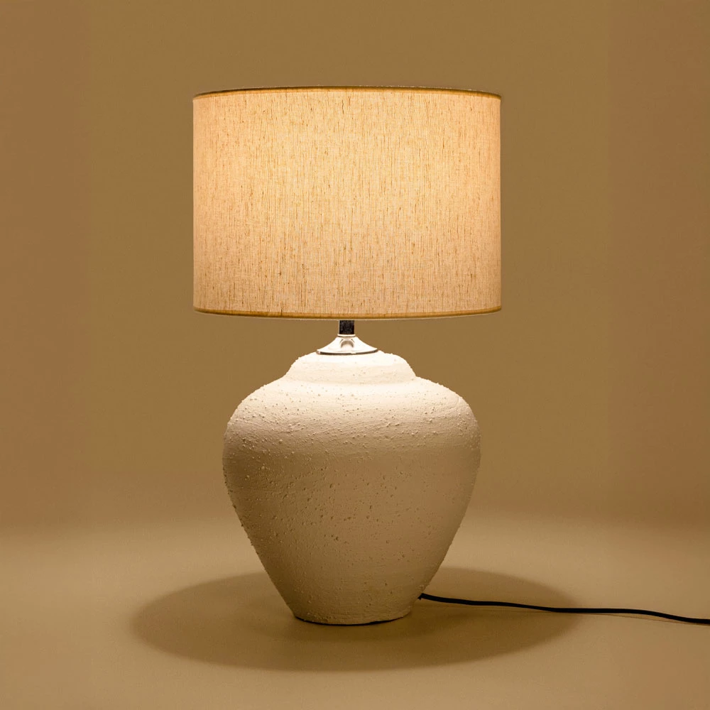 Lampë tavoline Santorini, qeramike e bardhë, abazhur liri bezhë, 30x30x60cm