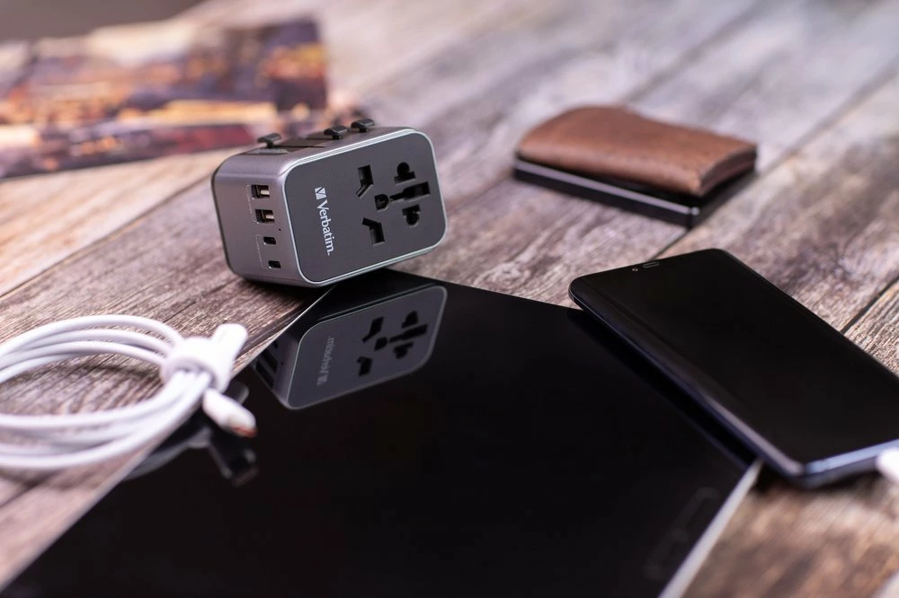 Adapter udhëtimi universal Verbatim UTA-03 Global 49545, i zi