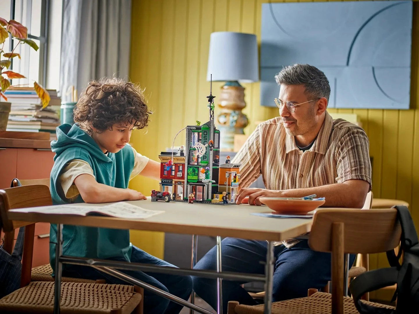 Set LEGO Marvel 76324 Spider-Man vs. Oscorp me 8 minifigura