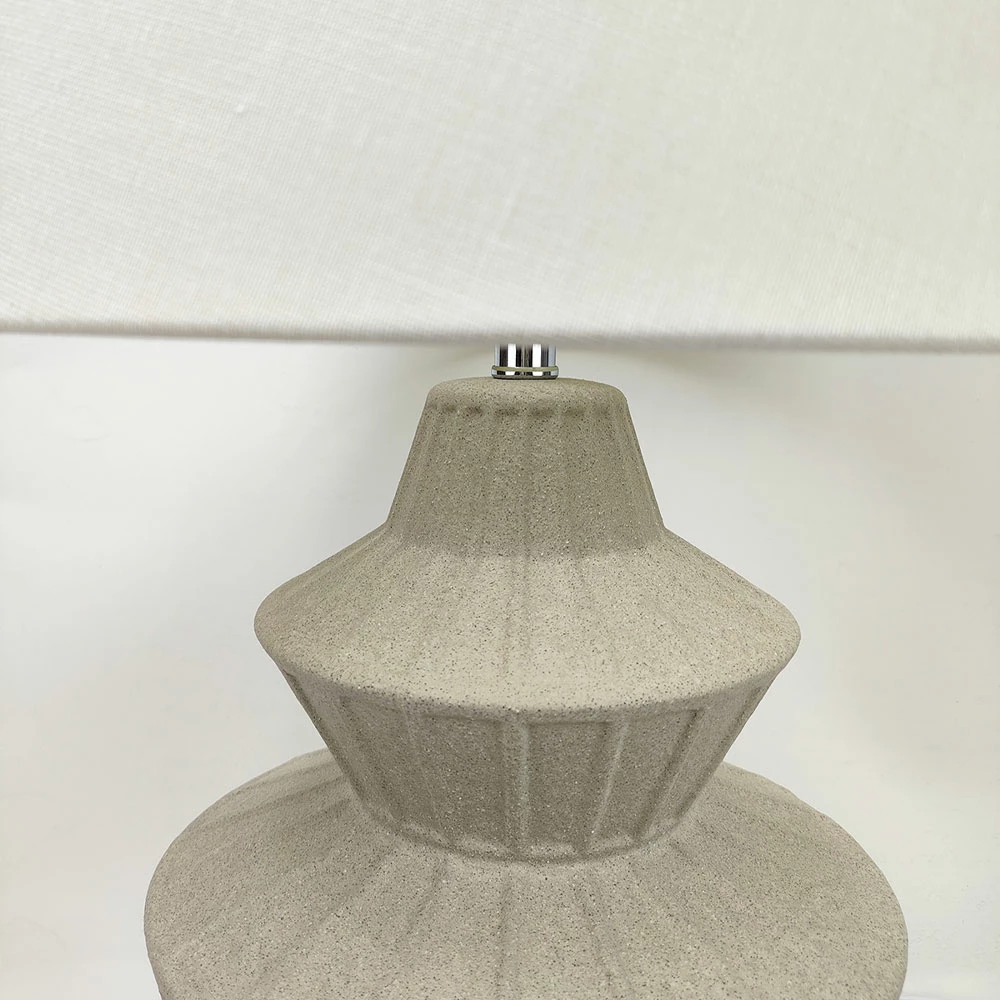 Llambë tavoline Elysia, qeramike gri e çelët, abazhur prej liri të bardhë, 35x35x58cm