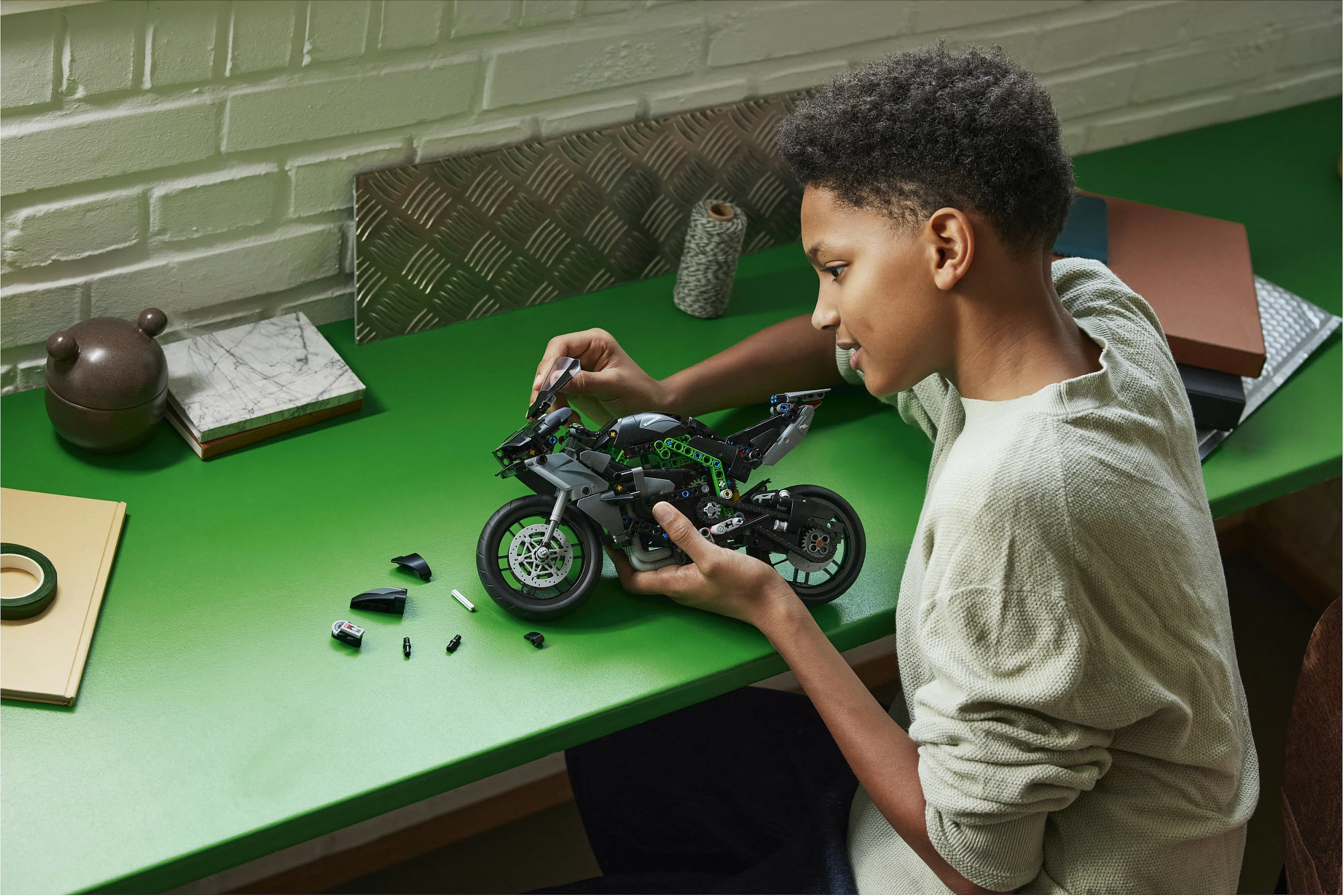 Set ndërtimi LEGO Technic Kawasaki Ninja H2R, 643 pjesë, shumëngjyrësh