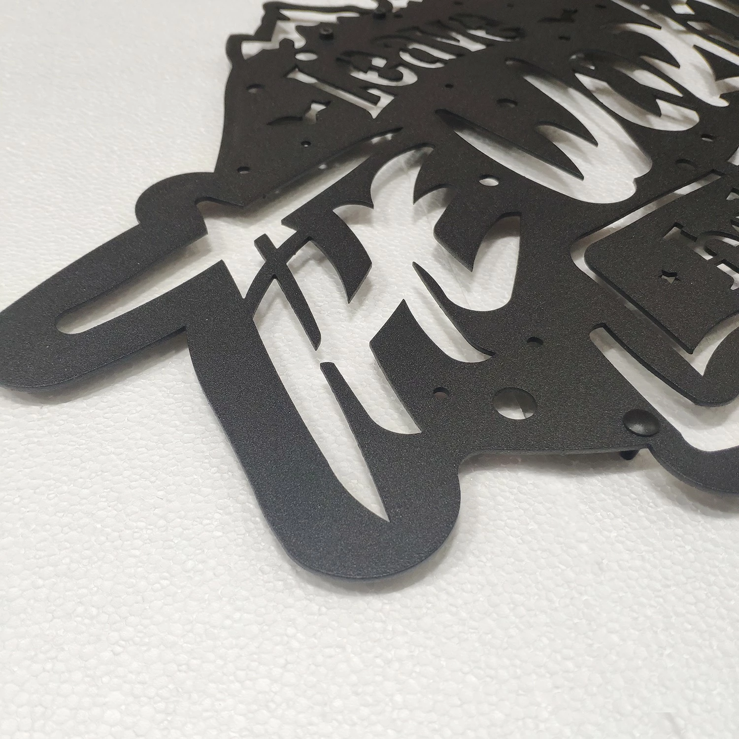 Aksesor dekorativ metalik për mur, Leave The World