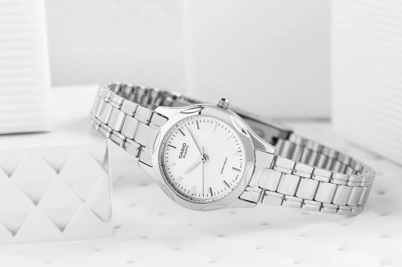 Orë dore për femra CASIO, argjend