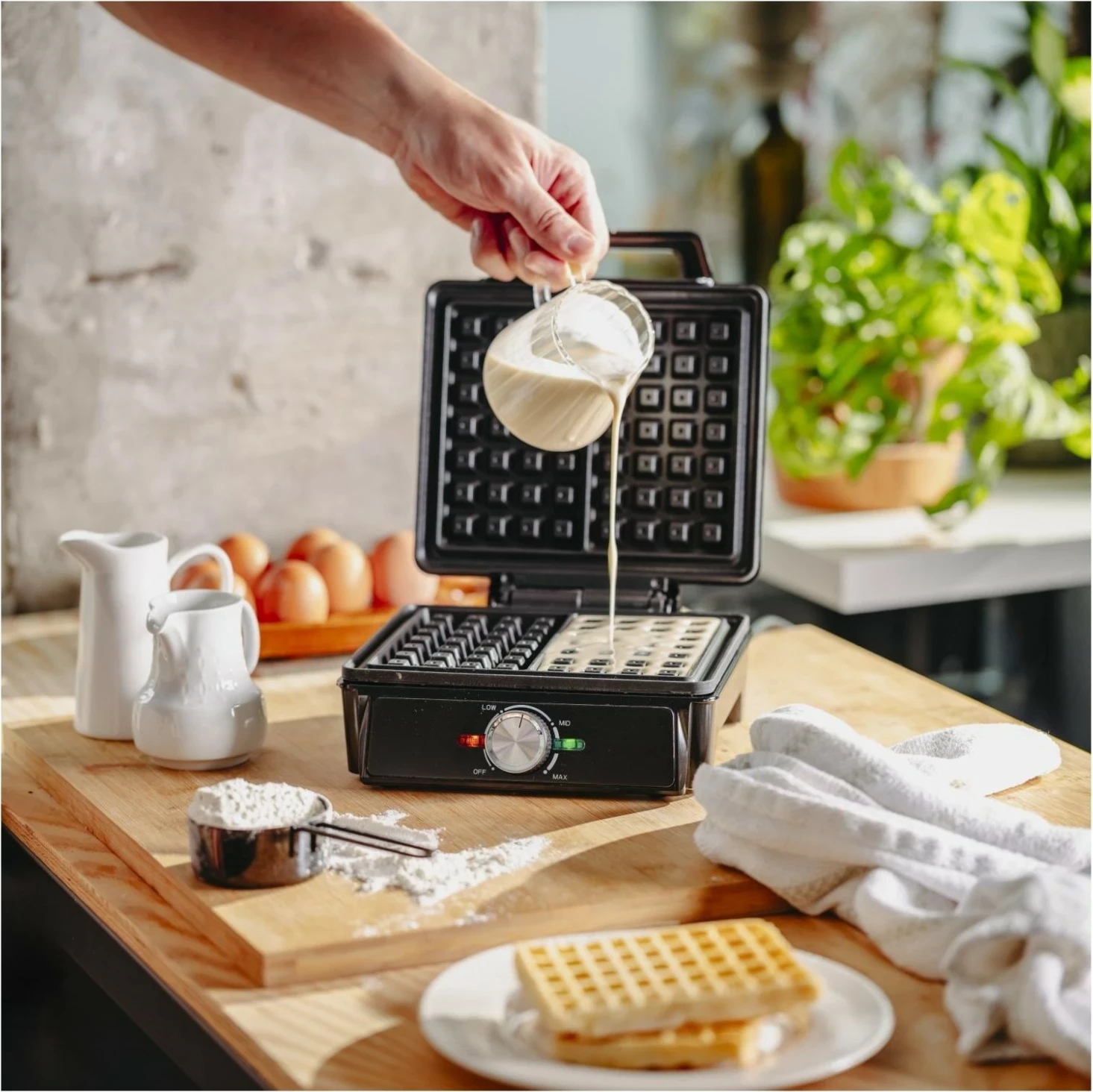 Aparat për gofra Adler AD 3088, 2000W, plastikë, i zi