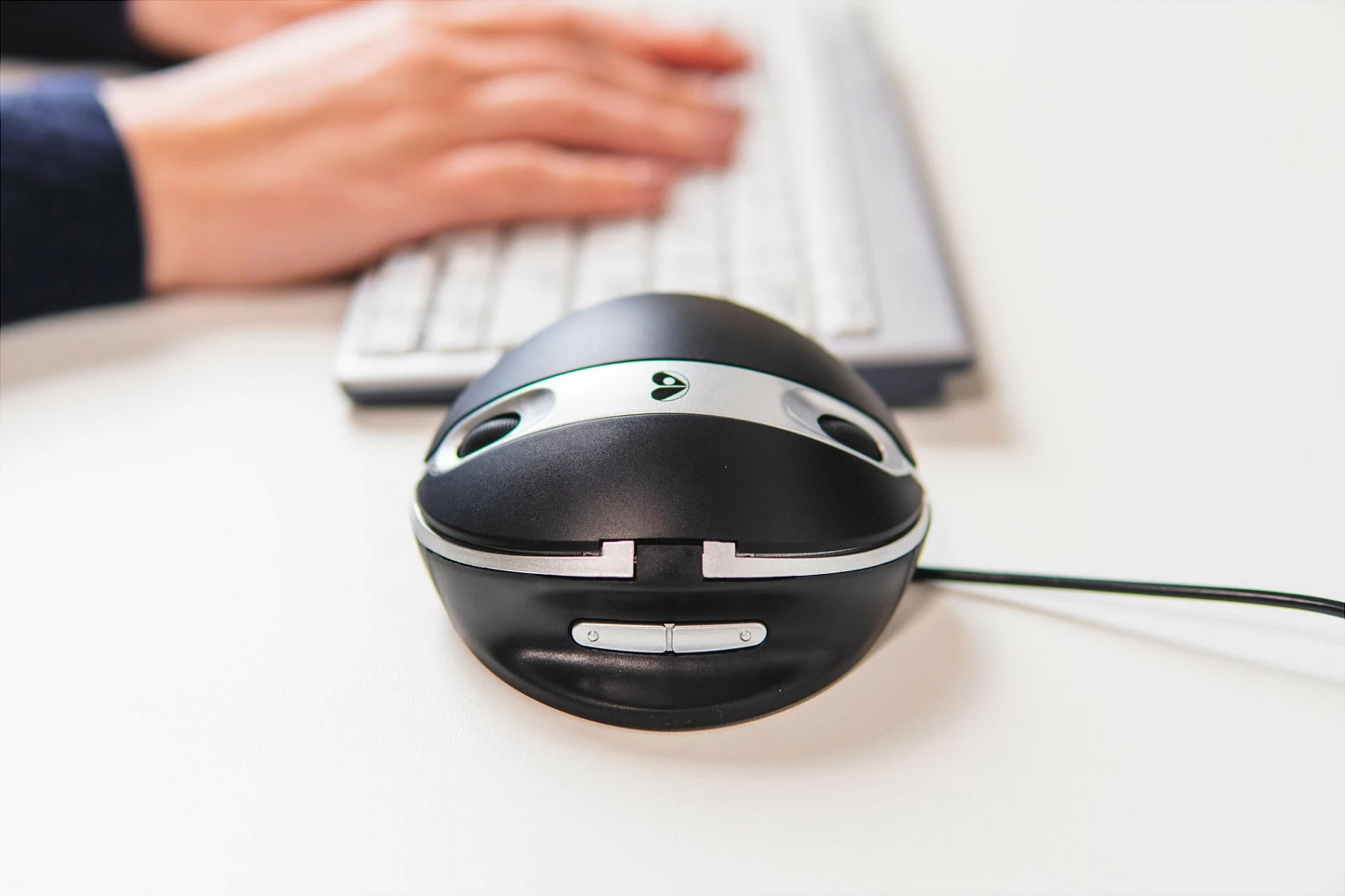 Maus BakkerElkhuizen Oyster Mouse, vertikal ergonomik, 1200 DPI, USB-A, ambidextrous, i zi/argjendtë