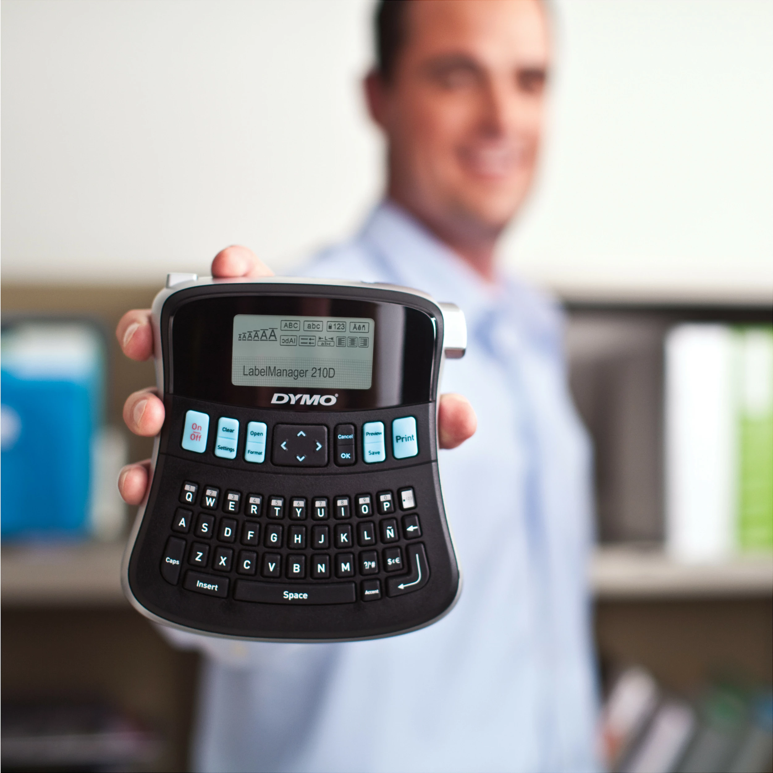 Printer për etiketa Dymo LabelManager 210D+, QWERTZ, LCD, 180x180 DPI, me kasë, zi/gri