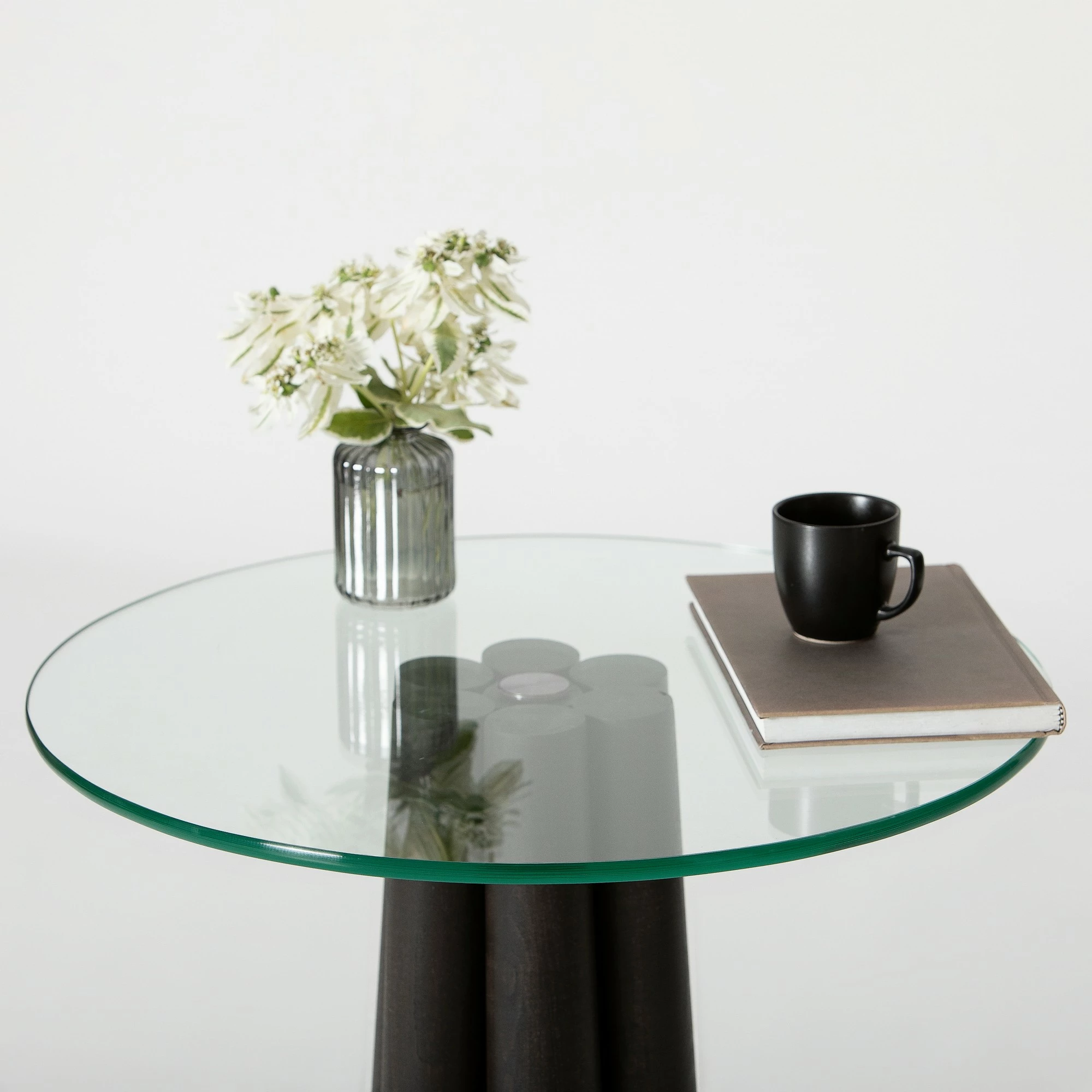Tavolinë kafeje Thales, xham transparent, këmbë të zeza, Skye Decor