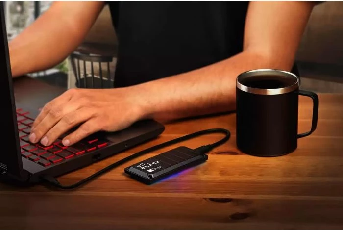 disk SSD ekstern SanDisk WD_BLACK P40 Game Drive 2TB NVMe USB 3.2 Gen 2x2, RGB, i zi, set me kabllo USB-C dhe adaptor USB-A