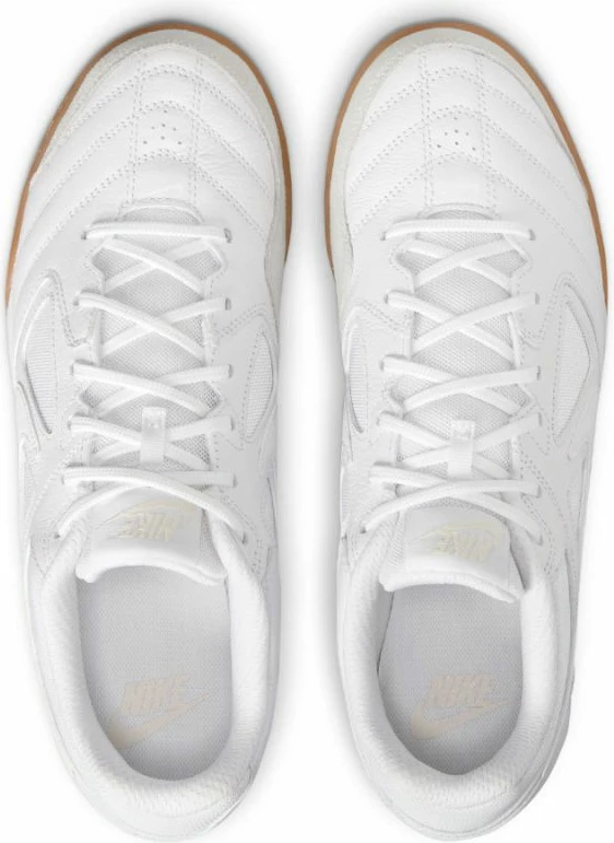 Atlete futbolli Nike, të bardha